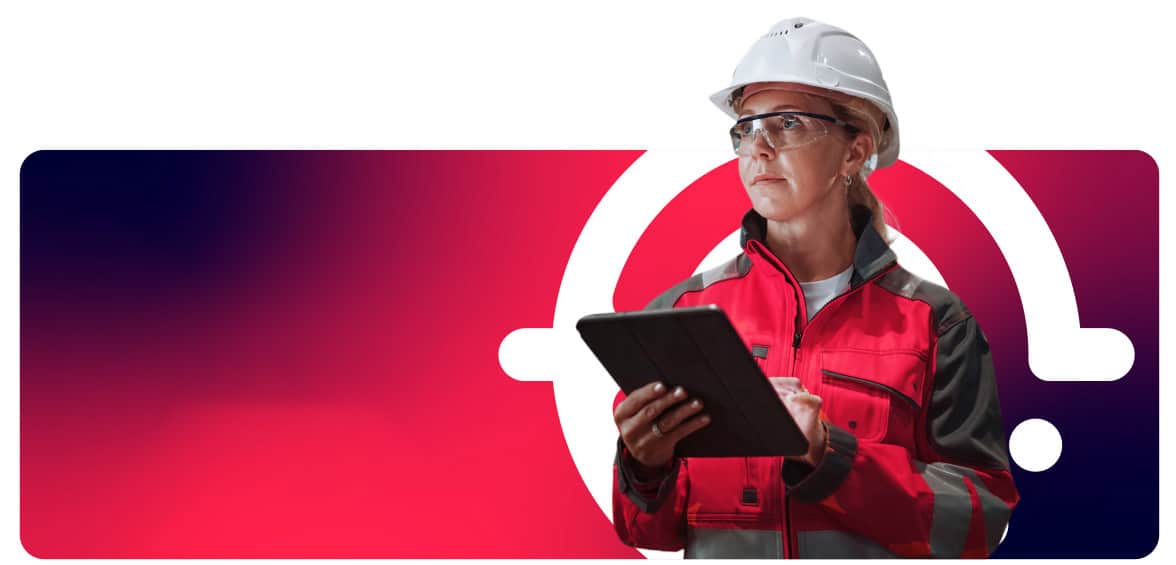 Operadora industrial usa colete, óculos e capacete laranjas e segura um tablet. De fundo, a logo da Encopel