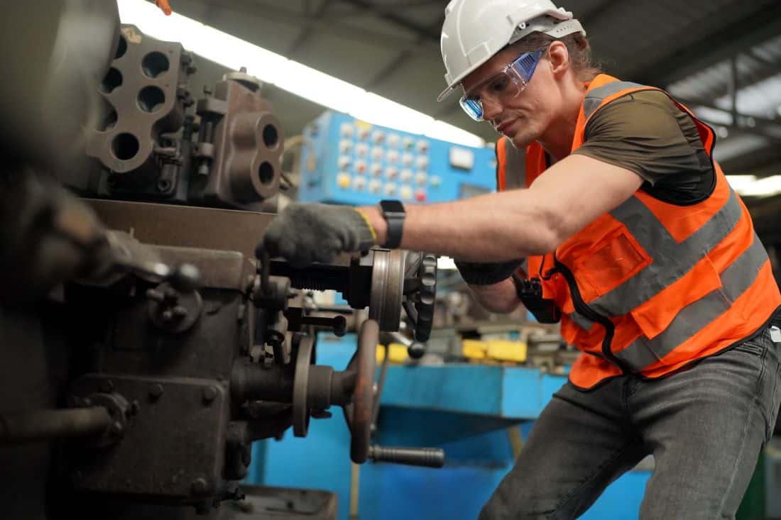 homem realizando manutenção preditiva em equipamento pesado