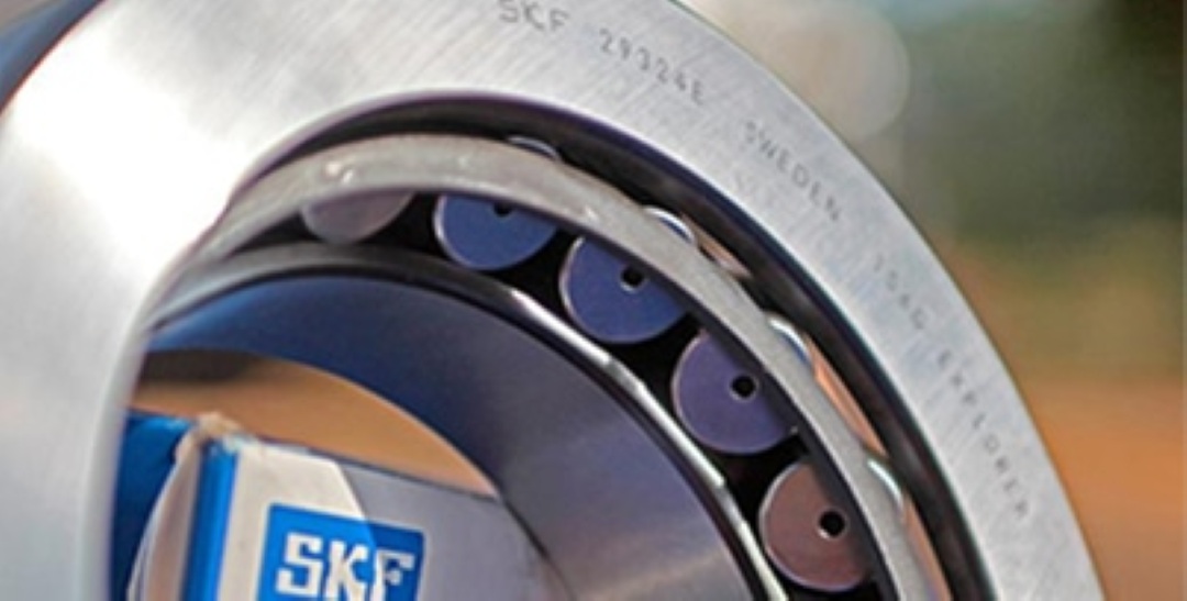  rolamento de rolos SKF em close-up, revelando os detalhes precisos de sua estrutura metálica. 