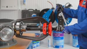 Saca polia 3 garras em uso para remover rolamento de eixo.